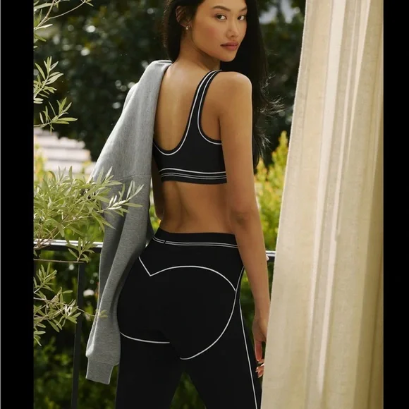 ALO Yoga Black Leggings with White Accents is available for purchase on au  PAY Market - Imported Goods Online Store Co.Ltd. | au PAY Market - Online  Shopping Site